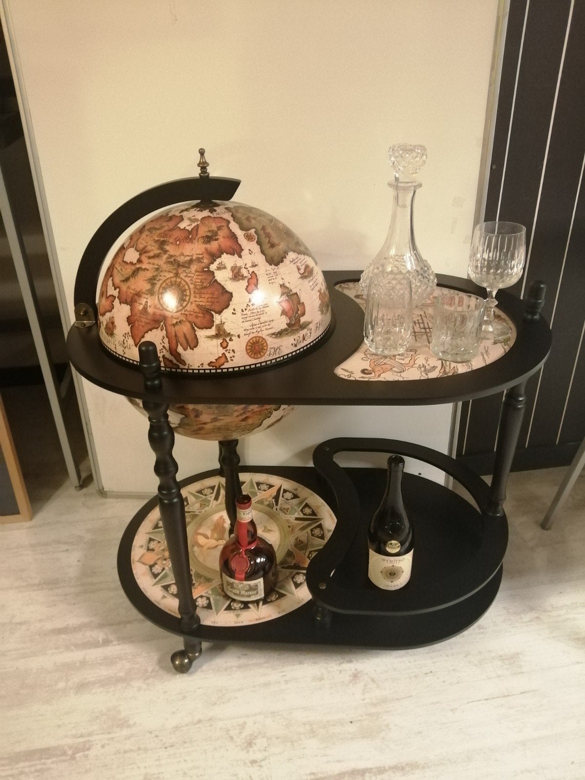 XXXL GLOBEBAR BARGLOBE WIJNBAR MET TAFEL 95X80X51CM 
Un, Ophalen