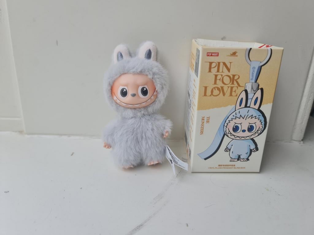 Labubu Pop Mart - The Monsters Pin for Love, Kinderen en Baby's, Speelgoed | Knuffels en Pluche, Met doos, Overige karakters, Grijs