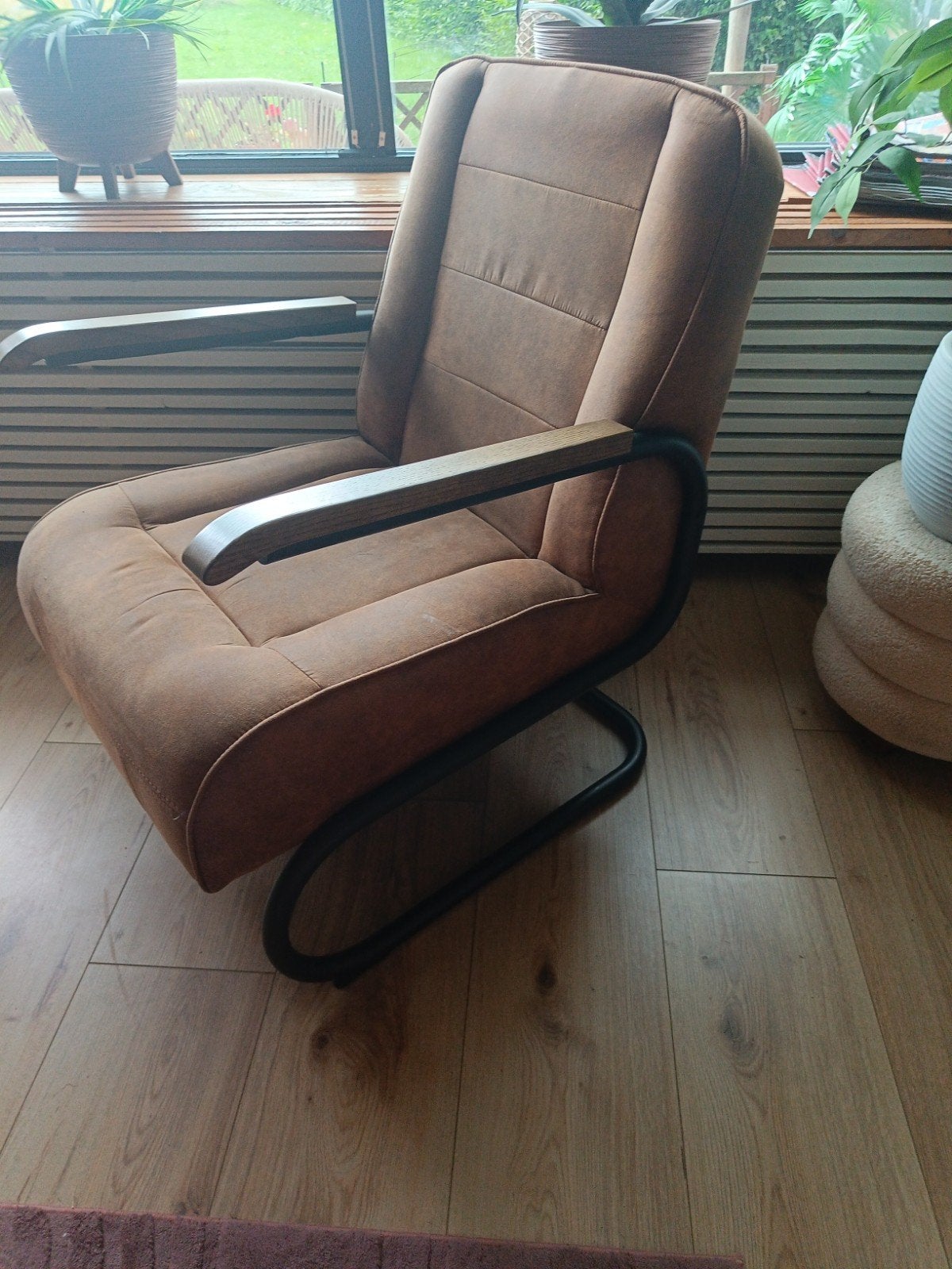 Comfortabele bruine fauteuil met houten armleuningen, Ophalen, Nieuw, Bruin, Eén