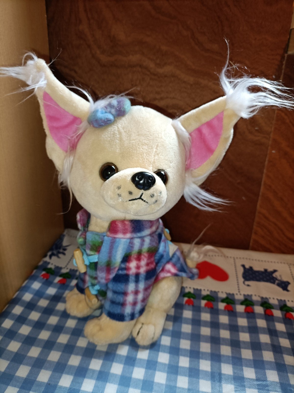 Chihuahua knuffel met kleertjes 26 cm groot, Ophalen of Verzenden, Zo goed als nieuw, Overige typen