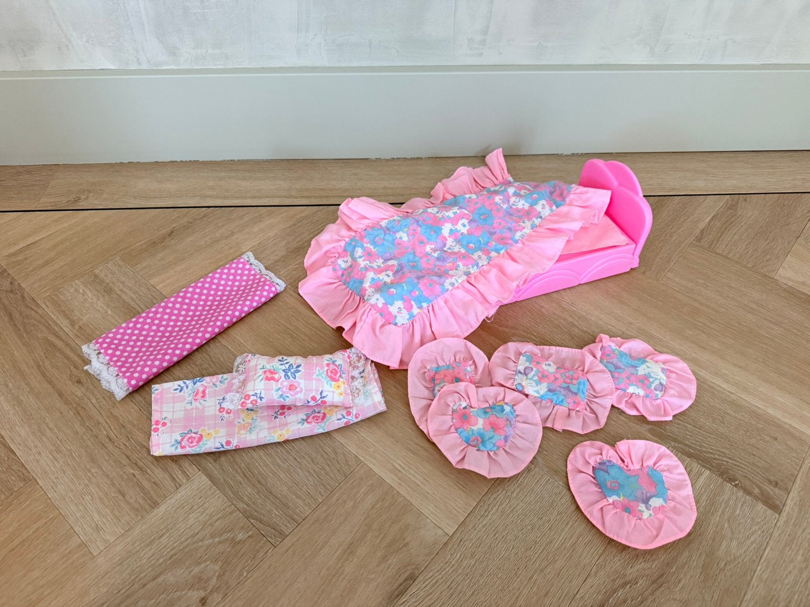 Barbie bed met accessoires - Roze bloemenprint, Kinderen en Baby's, Speelgoed | Poppen, Ophalen of Verzenden, Gebruikt, Barbie