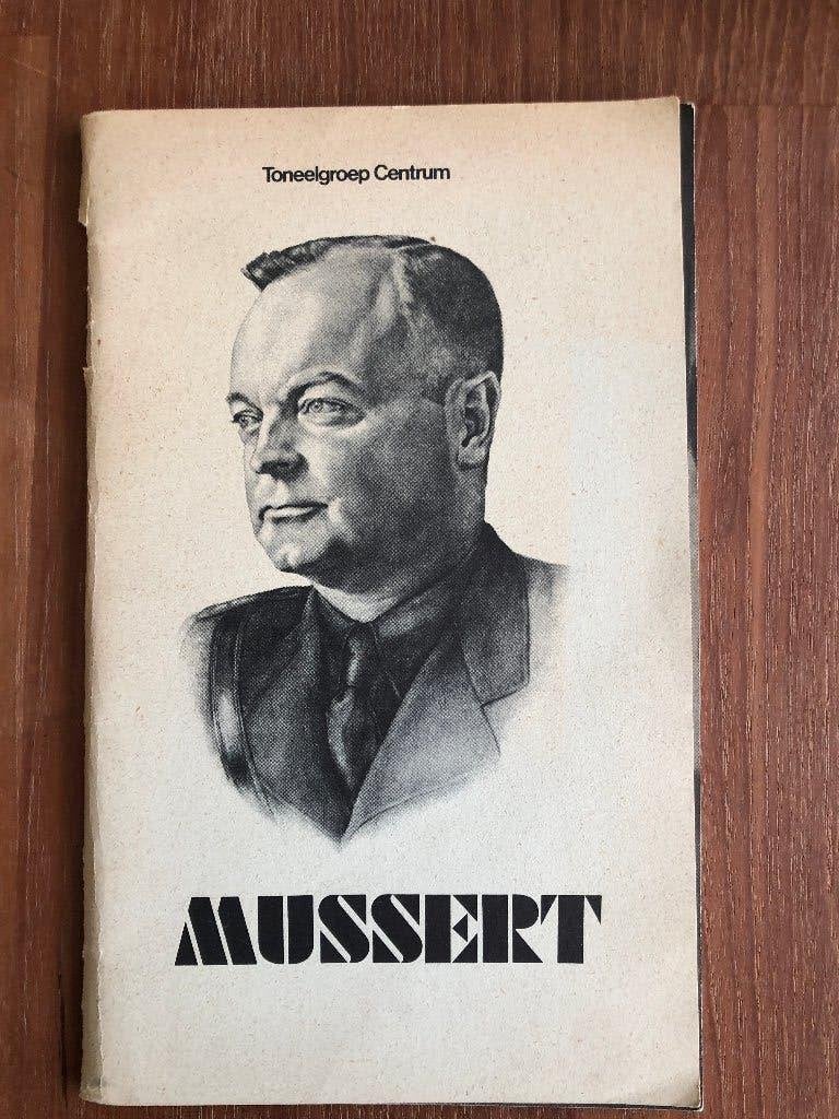 1973 Boekje t.g. de première van het toneelstuk 'Mussert', Verzamelen, Verzenden, Nederland, Boek of Tijdschrift