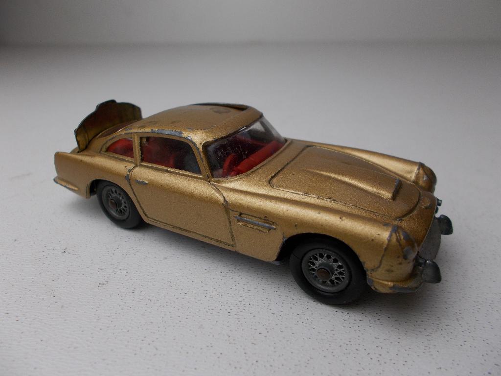 1965 Corgi Toys 261 JAMES BOND ASTON MARTIN DB5 (GOLD)