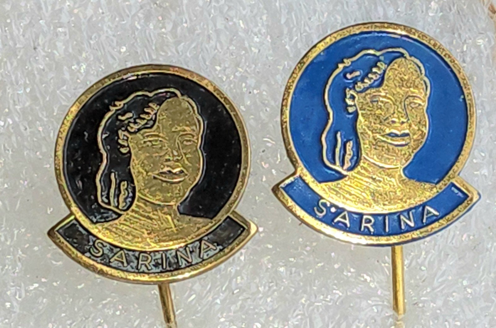 2 Sarina Speldjes - Vintage, Verzamelen, Ophalen of Verzenden, Gebruikt, Overige onderwerpen, Speldje of Pin