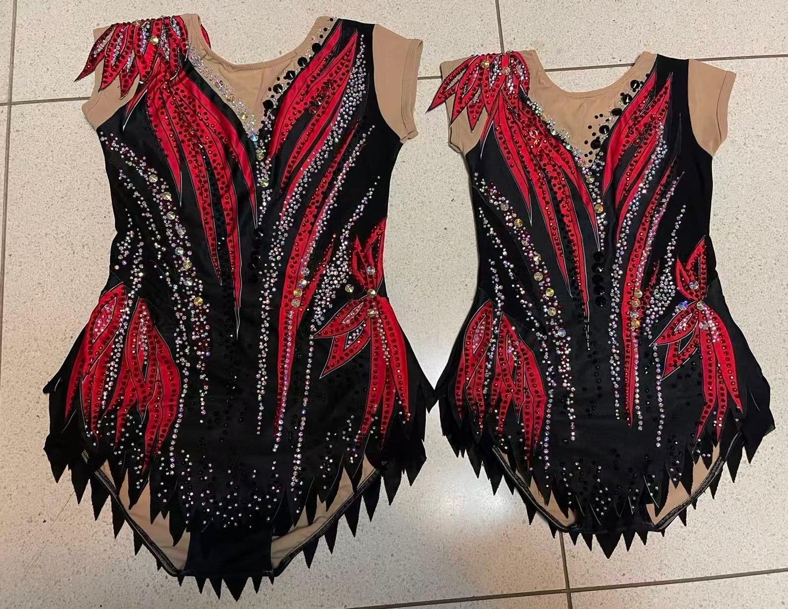Acrogym wedstrijdpakjes rood-zwart te huur, Kleding | Dames, Overige typen, Ophalen of Verzenden, Zo goed als nieuw, Maat 34 (XS) of kleiner