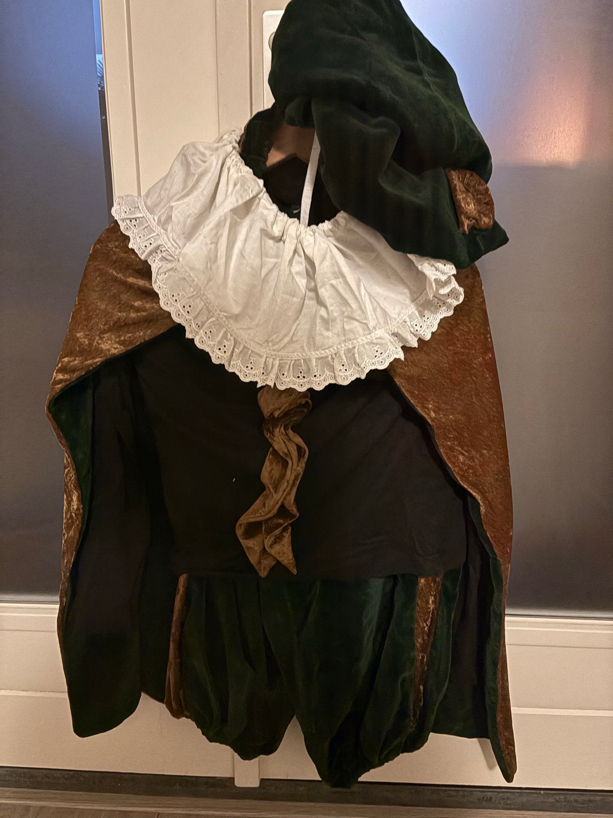 Pietenpak: Groen en goud fluweel, Kleding | Dames, Ophalen of Verzenden, Zo goed als nieuw, Historisch, Kleding