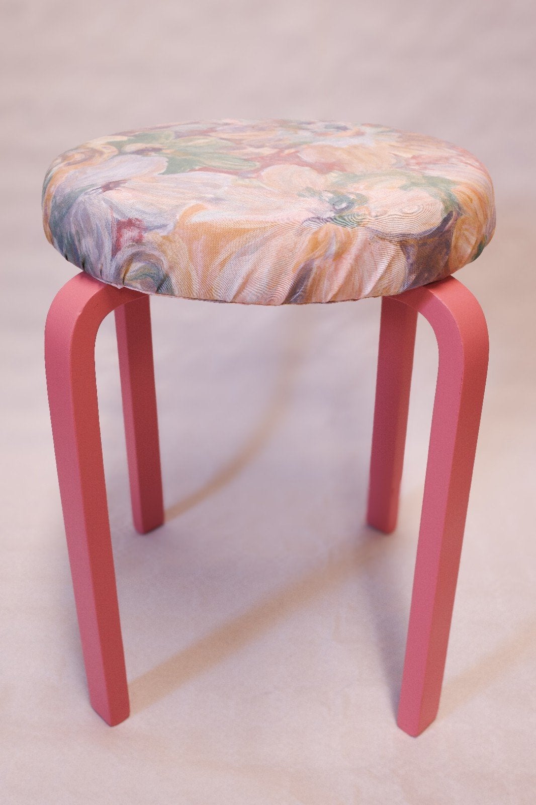 Geüpcyclede vintage IKEA Frosta kruk - uniek design, Ophalen of Verzenden, Zo goed als nieuw, Hout