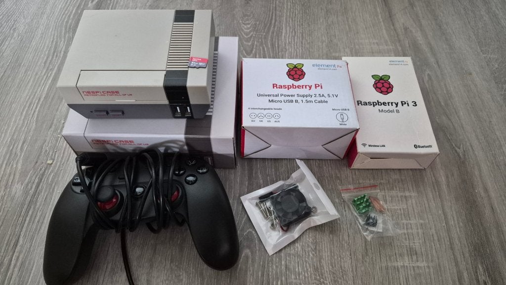 Raspberry Pi3 B + NesPi case + Voeding + 64Gb sd kaart, Computers en Software, Overige Computers en Software, Zo goed als nieuw