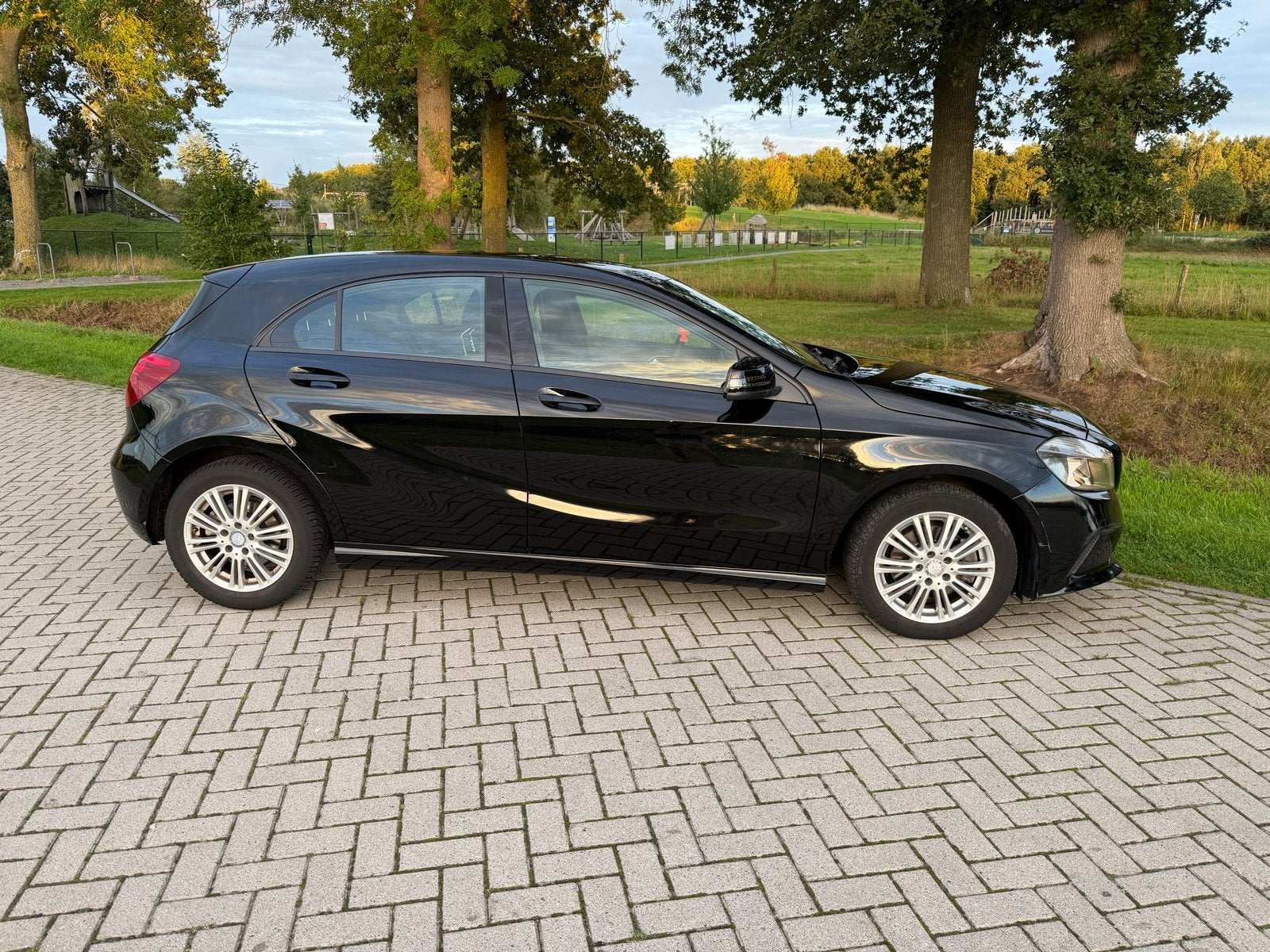 Mercedes-Benz A-Klasse 1.6 A160 2016 Zwart, Auto's, Voorwielaandrijving, 4 cilinders, Zwart, Handgeschakeld