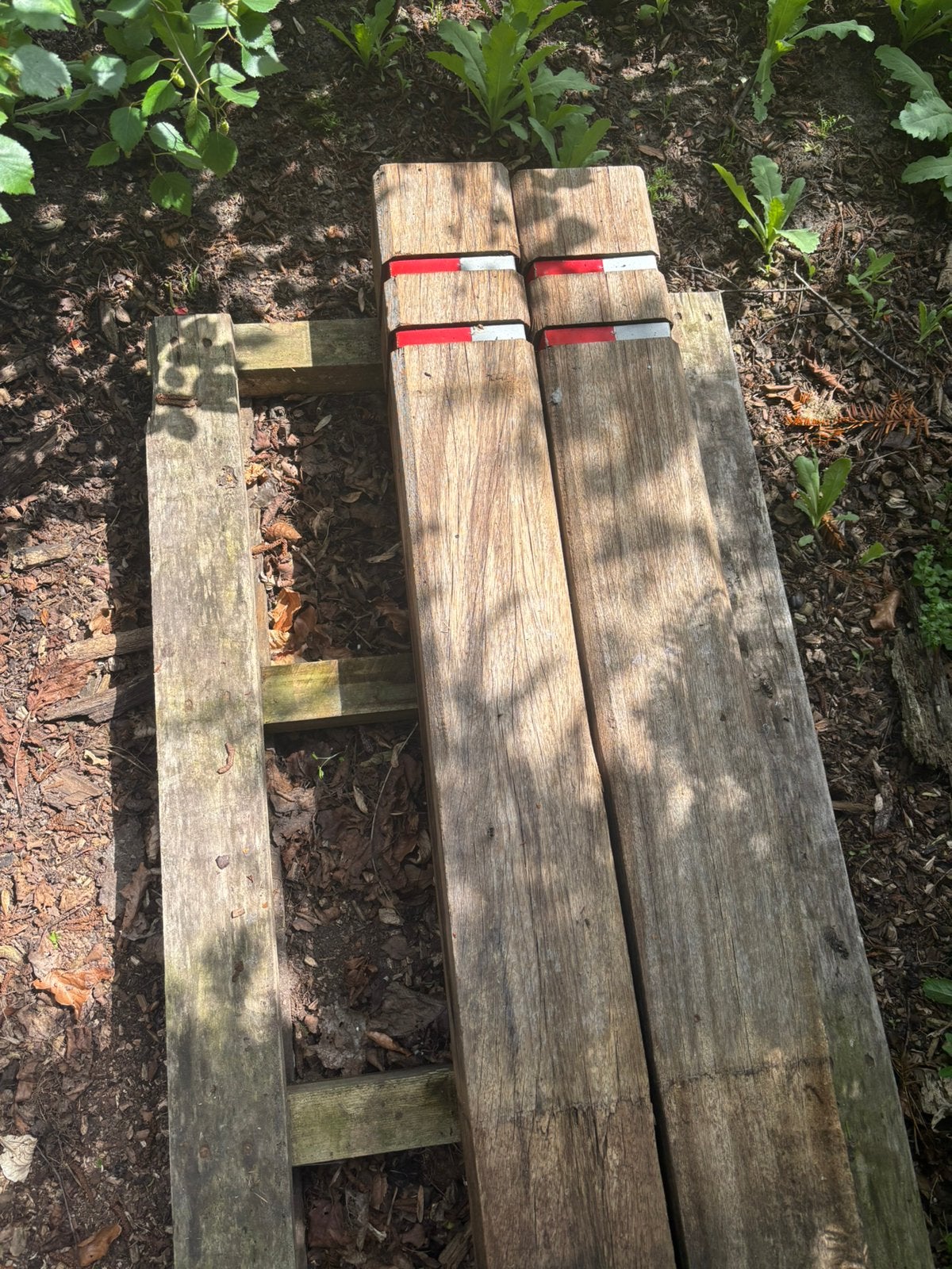 Twee robuste hardhouten palen, reflectie stroken 2x, Tuin en Terras, Ophalen, Palen, Zo goed als nieuw, Hardhout