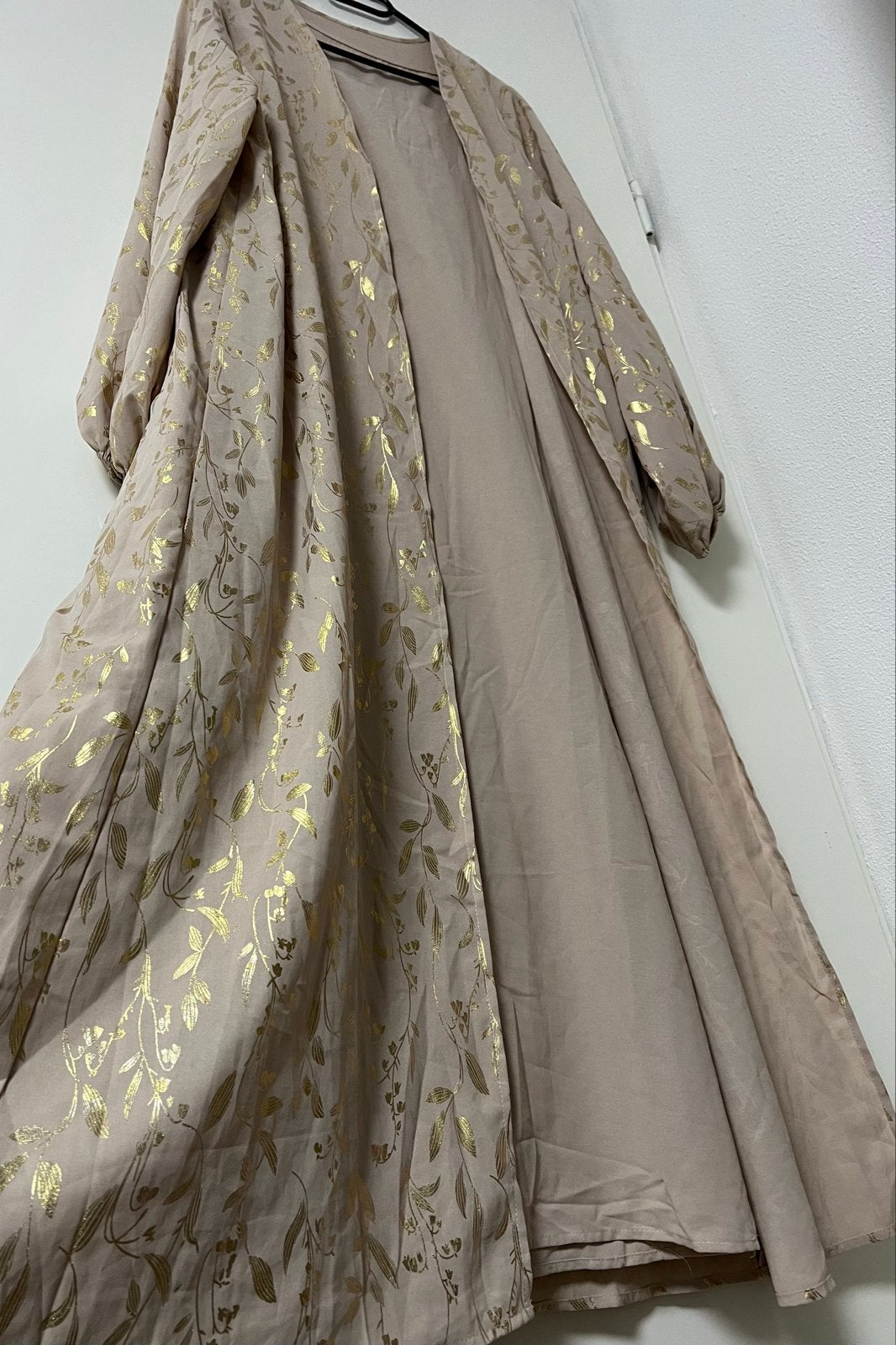 Beige Abaya met gouden bladprint en onderjurk, Kleding | Dames, Ophalen of Verzenden, Zo goed als nieuw