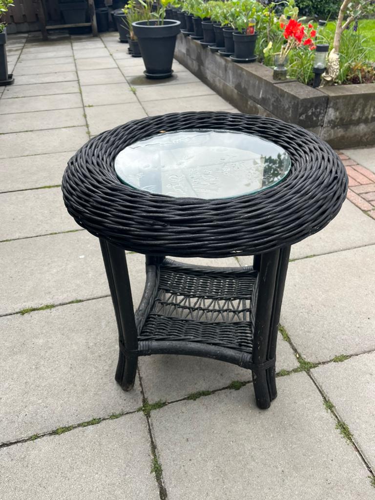 Zwart Rotan Bijzettafel met Glazen Blad, Huis en Inrichting, Overige materialen, Minder dan 55 cm, Gebruikt, Rond