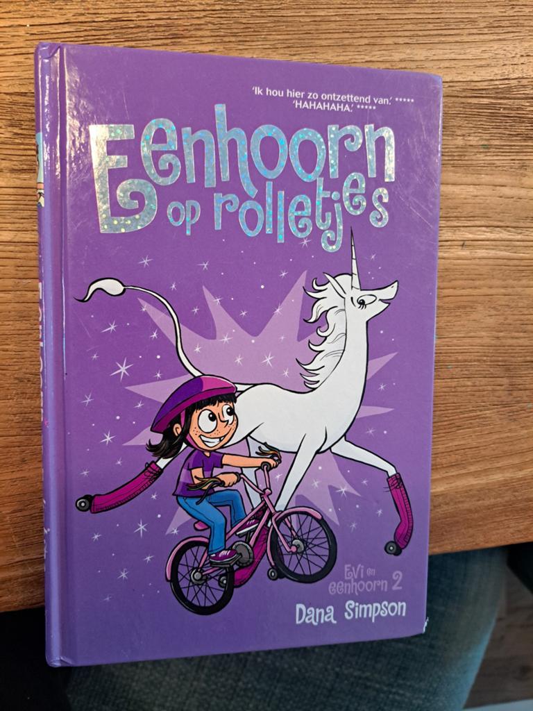 Eenhoorn op rolletjes - Evi en eenhoorn 2, Ophalen of Verzenden, Zo goed als nieuw, Dana Simpson, Fictie