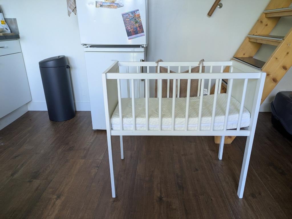 Wit klein ledikant nieuw staat, Kinderen en Baby's, Babywiegjes en Ledikanten, Ophalen of Verzenden, Zo goed als nieuw, Ledikant