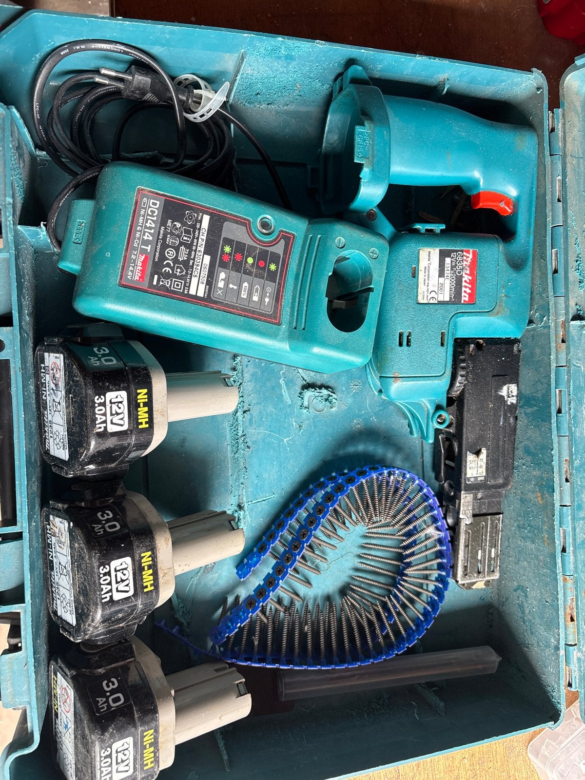 Makita 6835D gipsplaat-schroefmachine met lader en 3 accu's, Ophalen of Verzenden, Gebruikt, Minder dan 400 watt, Boor- en Schroefmachine