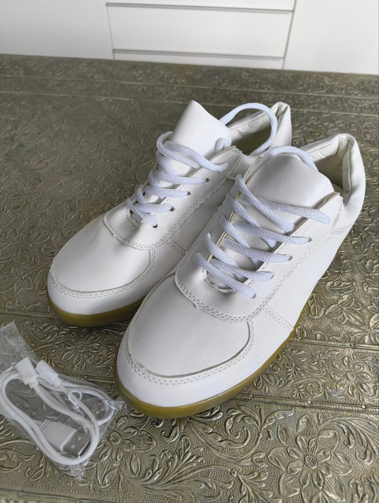 Nieuwe witte sneakers met LED-verlichting - Maat 39, Ophalen of Verzenden, Nieuw, Wit, Sneakers of Gympen