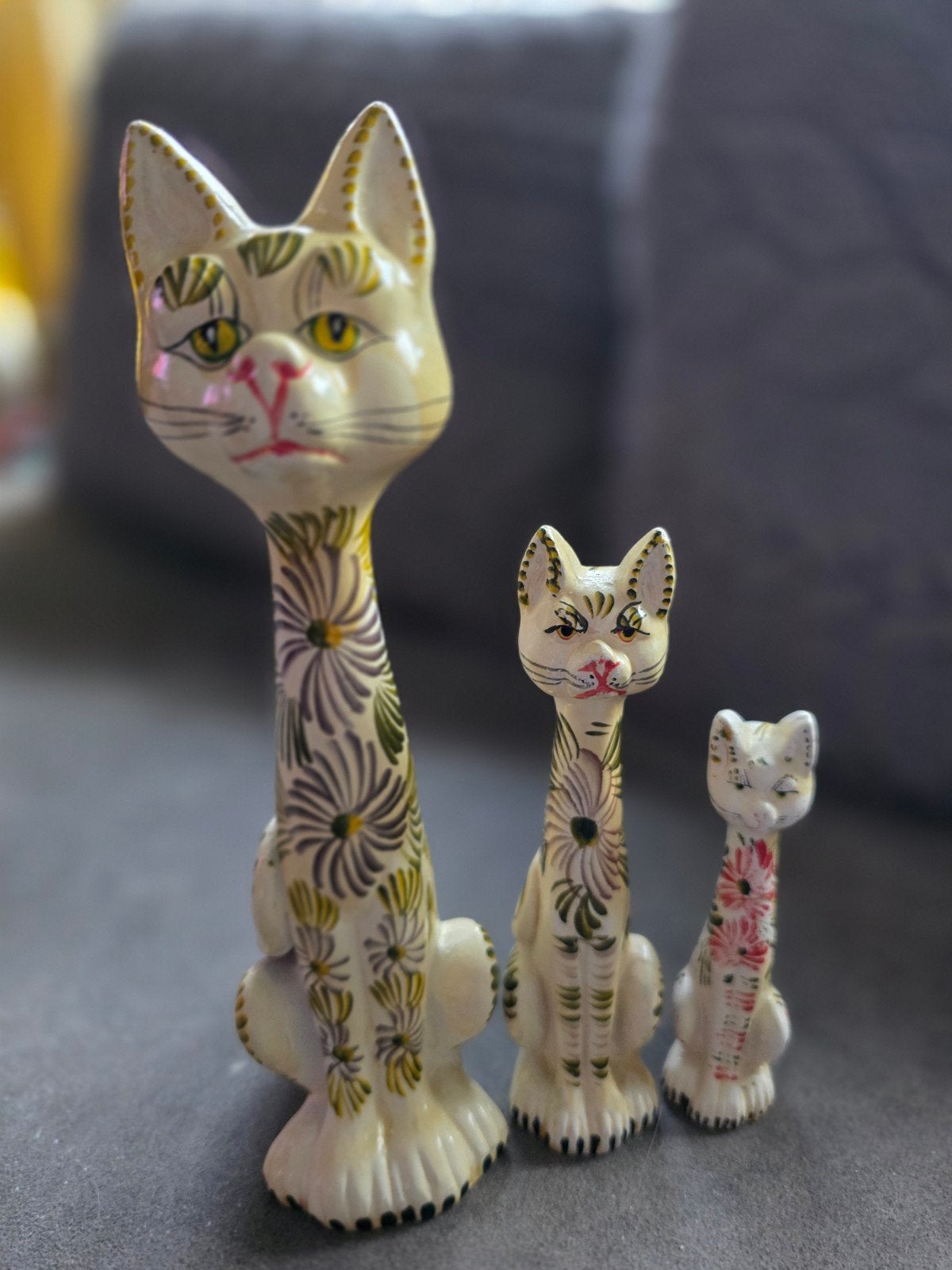 Set van 3 vintage kattenbeeldjes met bloemmotief, Verzamelen, Ophalen of Verzenden, Gebruikt, Dier