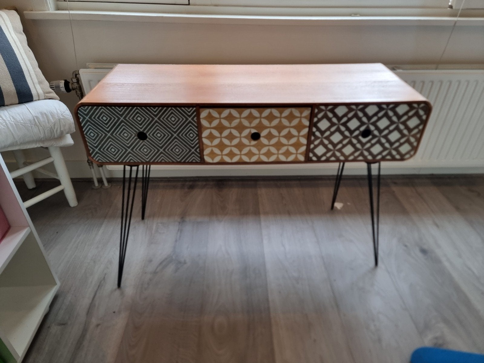 Ladekast met 3 lades en unieke patronen, Huis en Inrichting, Kasten | Ladekasten, Overige houtsoorten, Modern, Retro, Gebruikt