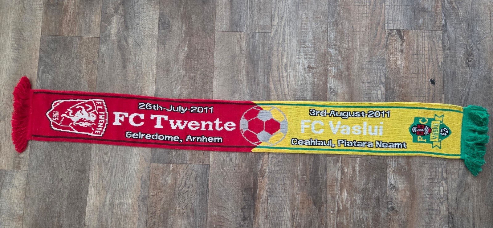Sjaal FC Twente - FC Vaslui, Ophalen of Verzenden, Zo goed als nieuw, F.C. Twente, Vaantje of Sjaal