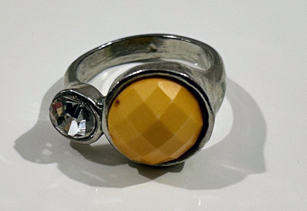 Zilverkleurige ring met gele steen en strass, Sieraden, Tassen en Uiterlijk, Ringen, 19 tot 20, Geel, Ophalen of Verzenden, Zo goed als nieuw