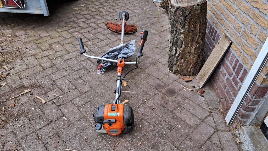 Husqvarna 135R bosmaaier 2024 met 6 mnd garantie, Ophalen, Benzine, 135R, 30 tot 50 cm