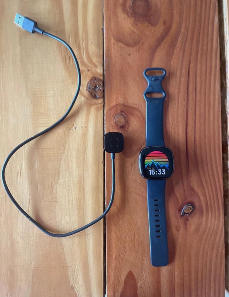 Fitbit Sense Smartwatch met 1 extra goud bandje en oplader, Gebruikt, Hartslag, Zwart, Ophalen of Verzenden