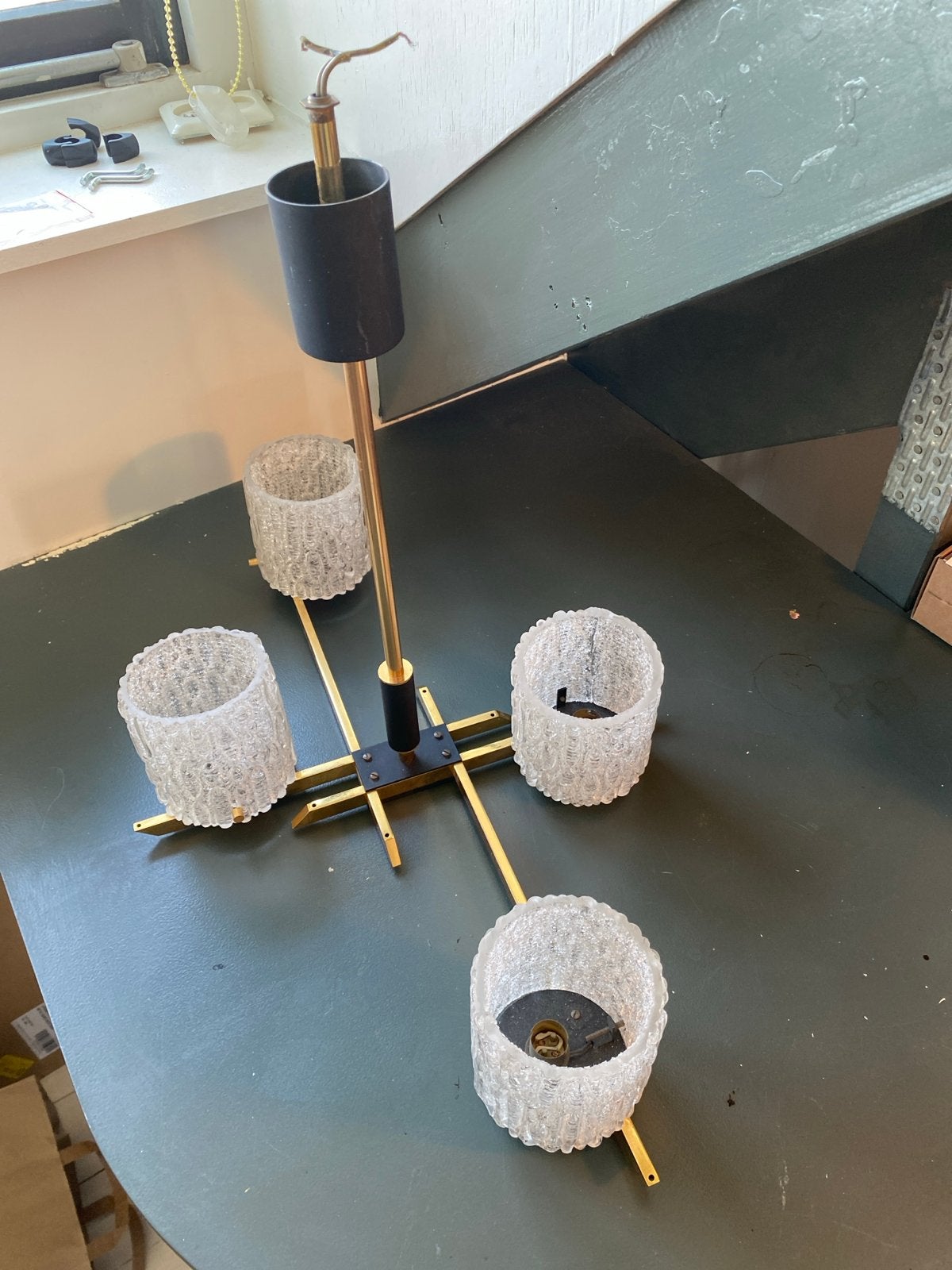 Vintage kroonluchter, Plafondlamp met 4 Glazen Kappen, Huis en Inrichting, Kasten | Televisiemeubels, Gebruikt, Glas, Minder dan 100 cm
