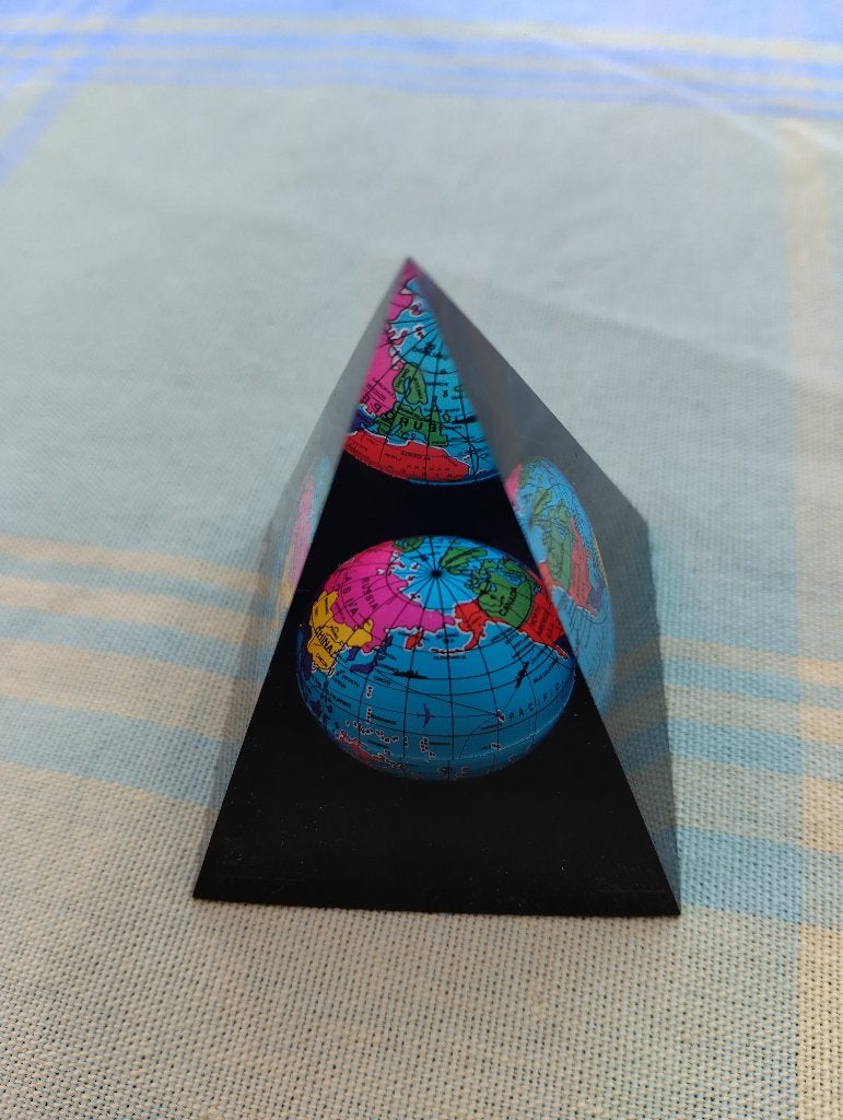 Globe, klein wereldbolletje in glazen piramide, Ophalen, Gebruikt, Glas, Overige typen
