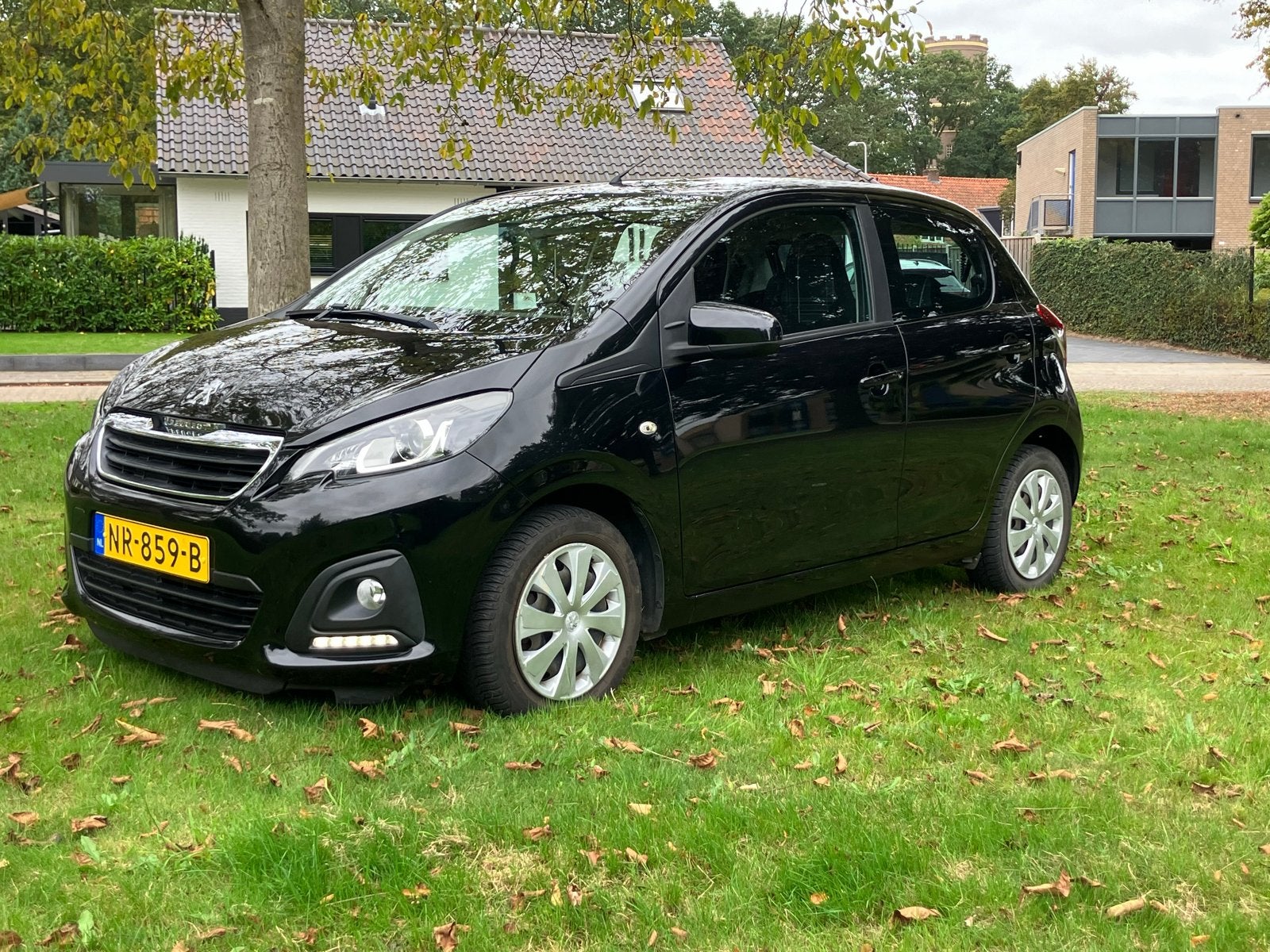 Peugeot 108 1.0 12V E-vti 51KW 5DR 2017 Zwart, Auto's, Voorwielaandrijving, Stof, 4 stoelen, Zwart