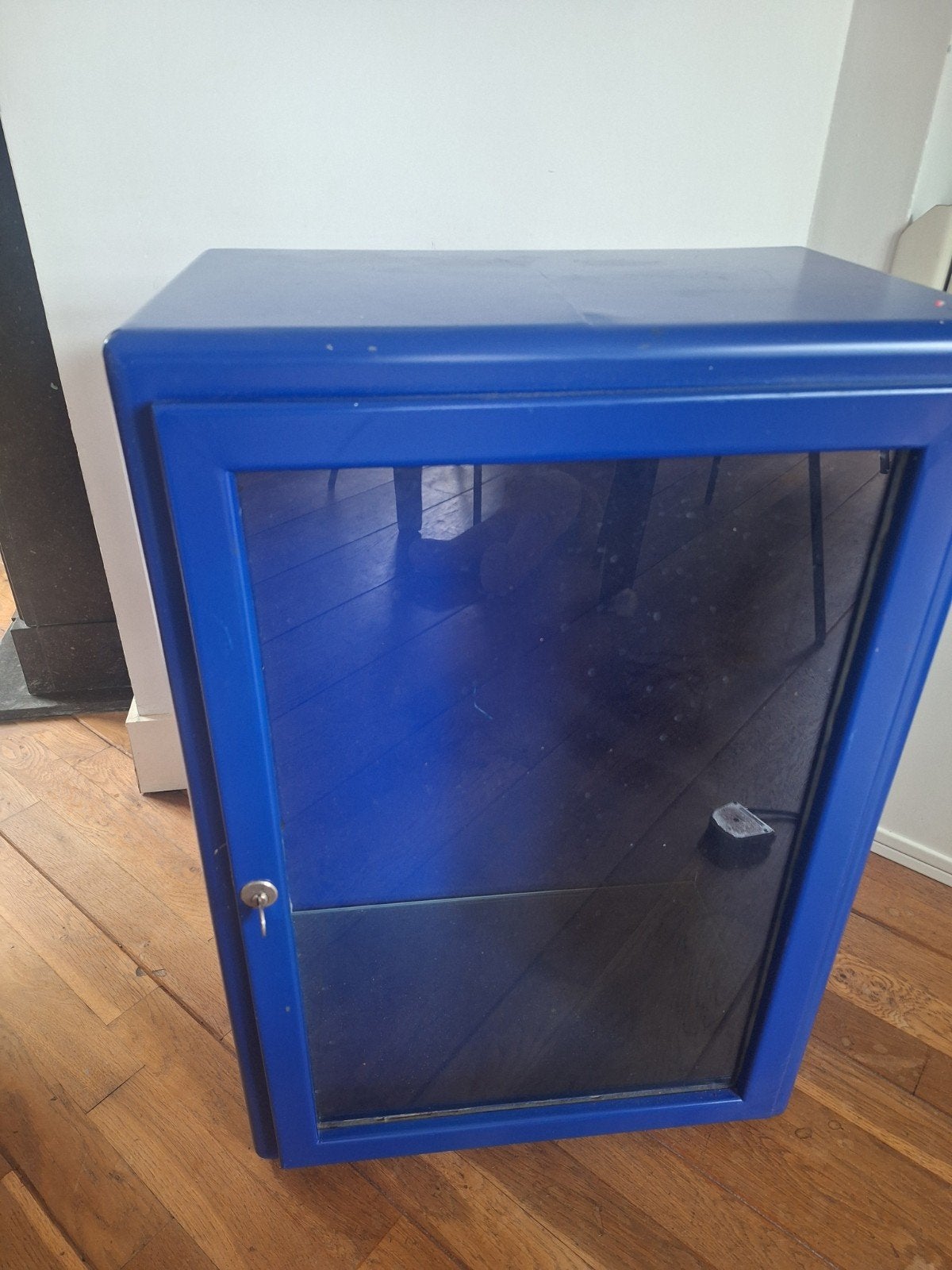 Blauwe vitrinekast met glazen deur en slot, Huis en Inrichting, Kasten | Vitrinekasten, Glas, Minder dan 100 cm, 25 tot 50 cm