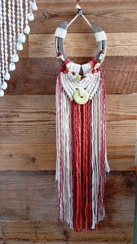 Versierd hoefijzer, wanddecoratie, macrame wandhanger, Oranje, Nieuw, Ophalen of Verzenden, Natuurlijk materiaal