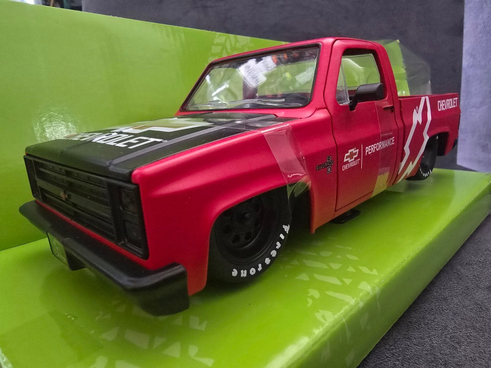 Chevrolet C10 "Chevrolet Performance" Jada 1:24, Hobby en Vrije tijd, Modelauto's | 1:24, Auto, Diecast Company, Nieuw, Ophalen of Verzenden