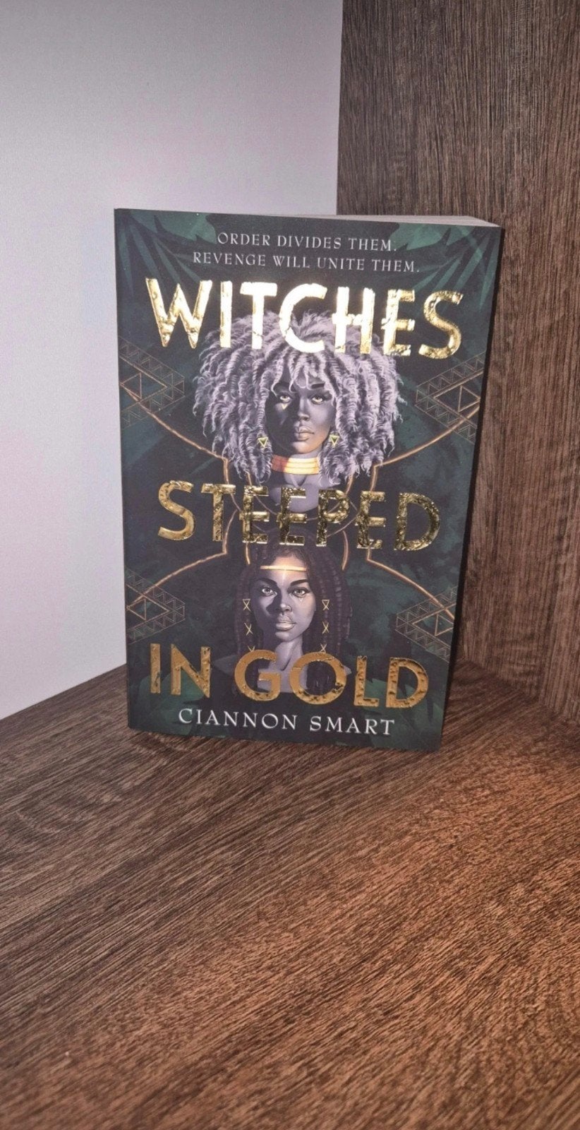 Witches Steeped in Gold - Ciannon Smart (Engels), Boeken, Ophalen of Verzenden, Zo goed als nieuw, Ciannon Smart