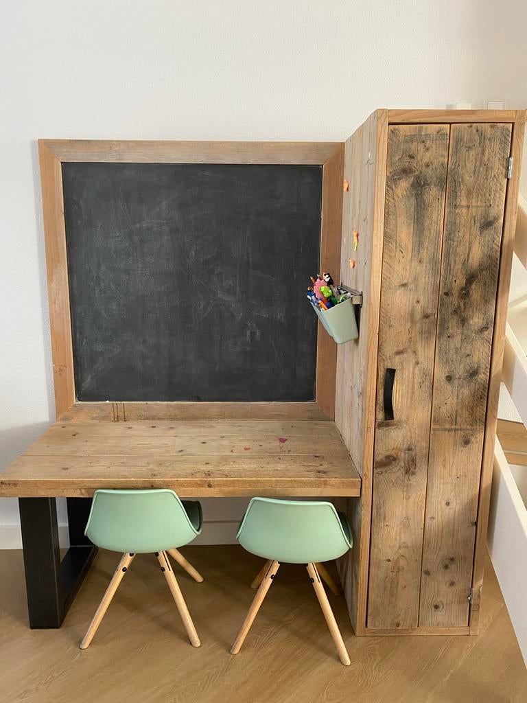 Steigerhout kinderbureau met magneet/krijtbord en stoeltjes, Ophalen, Gebruikt, Tafel(s) en Stoel(en)