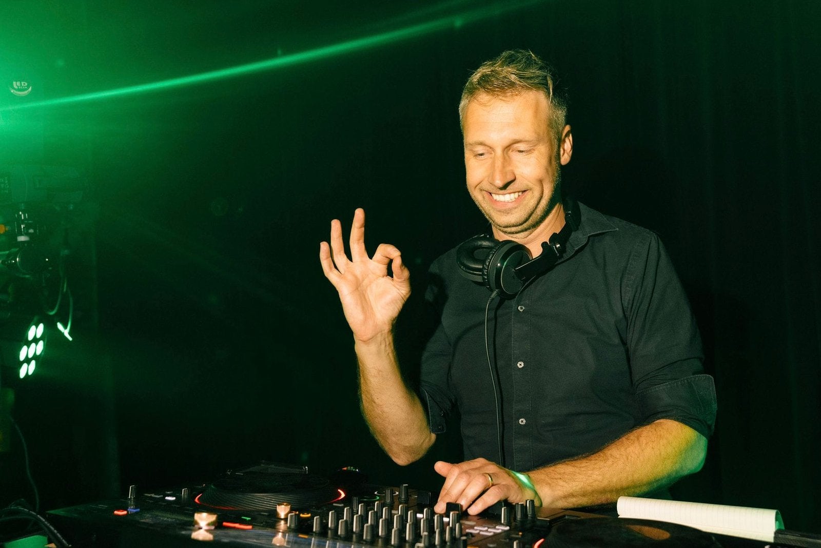 Bedrijfsfeest of bruiloft? Huur een DJ met disco materiaal !, Dj