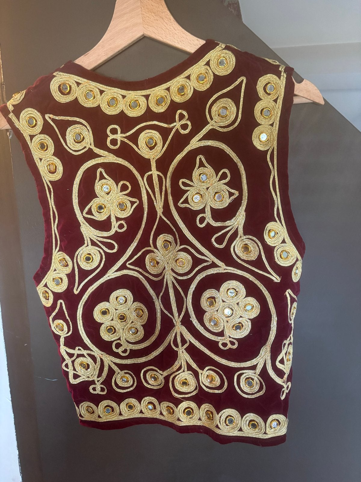Vintage fluwelen vest met gouden borduursels en spiegeltjes, Antiek en Kunst, Antiek | Kleding en Accessoires, Ophalen of Verzenden