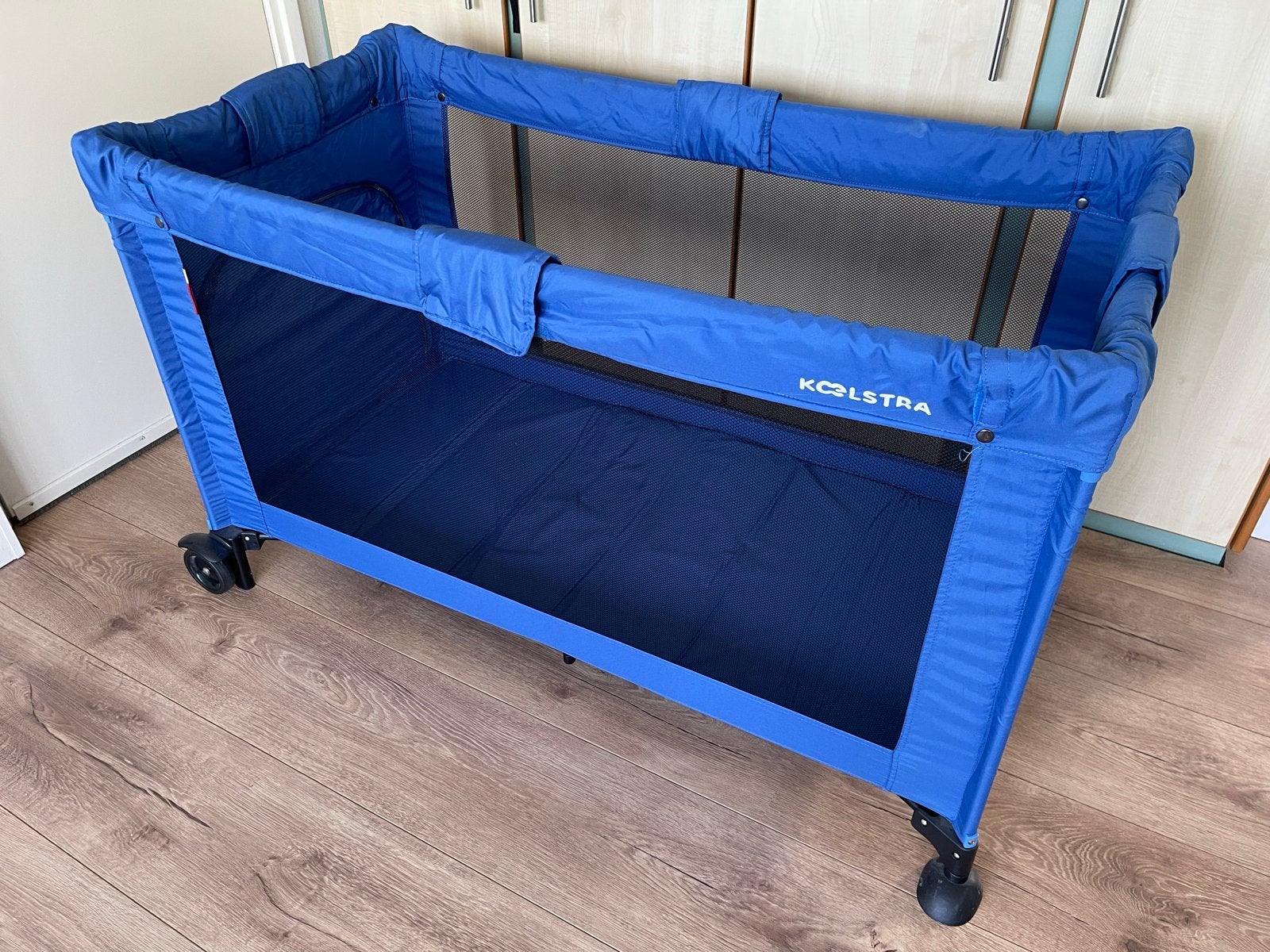 Koelstra camping/reisbeje blauw of grijs, Ophalen of Verzenden, Gebruikt, Reisbedje