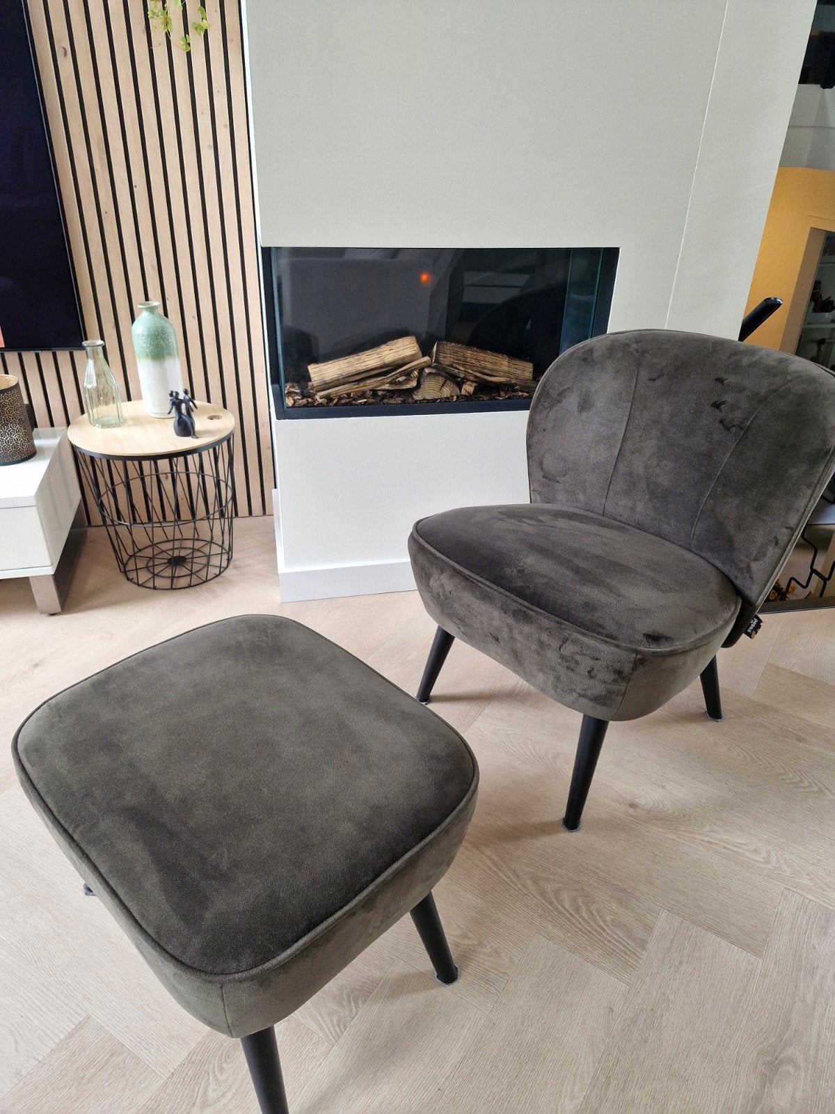 WOOOD Sara fauteuil velvet warm groen met poef, Ophalen, Modern, Scandinavisch, Minder dan 75 cm, Zo goed als nieuw