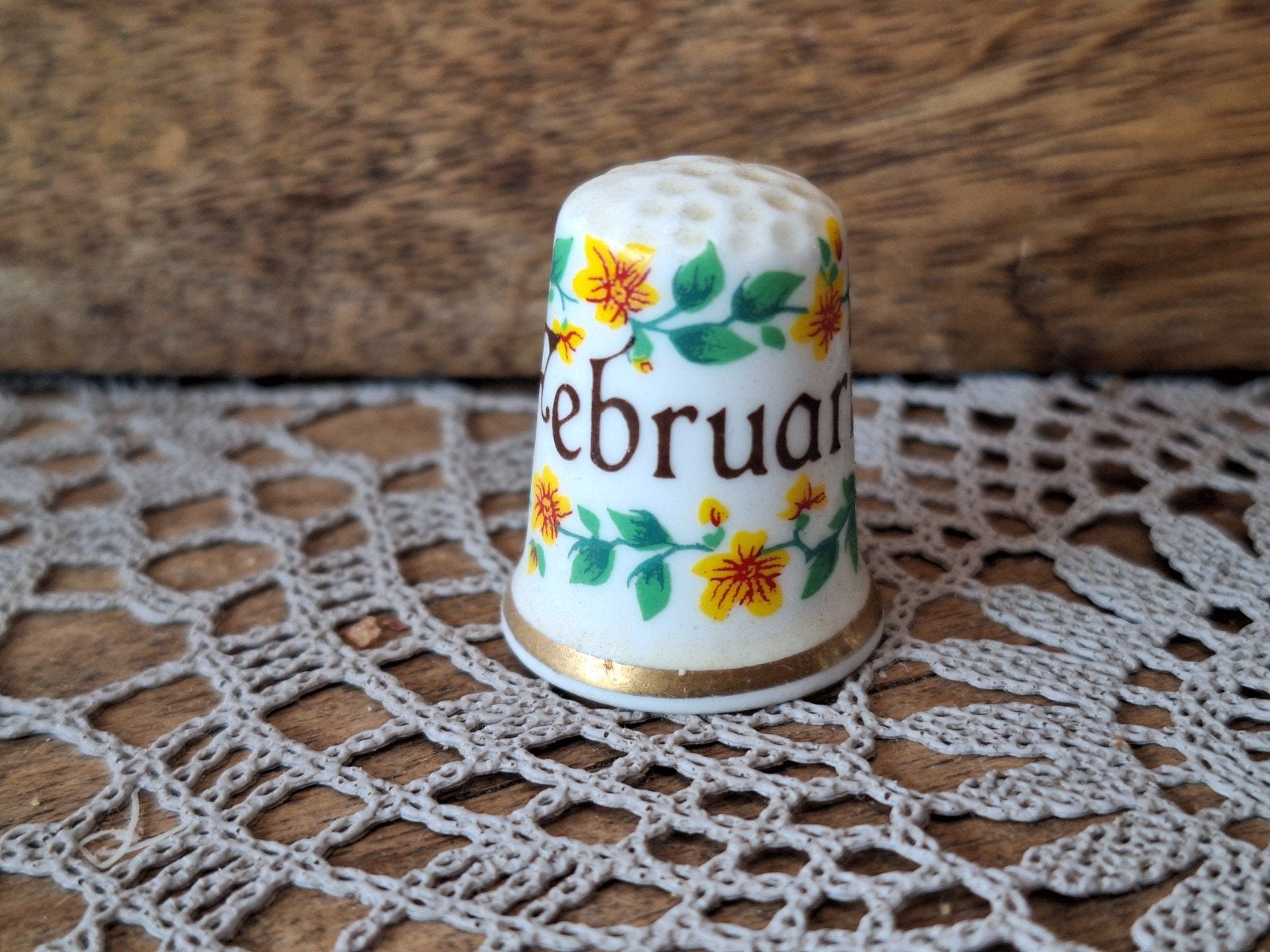 Vingerhoedje Februari - Porselein met bloemmotief, Verzamelen, Ophalen of Verzenden, Zo goed als nieuw, Porselein, Nederland