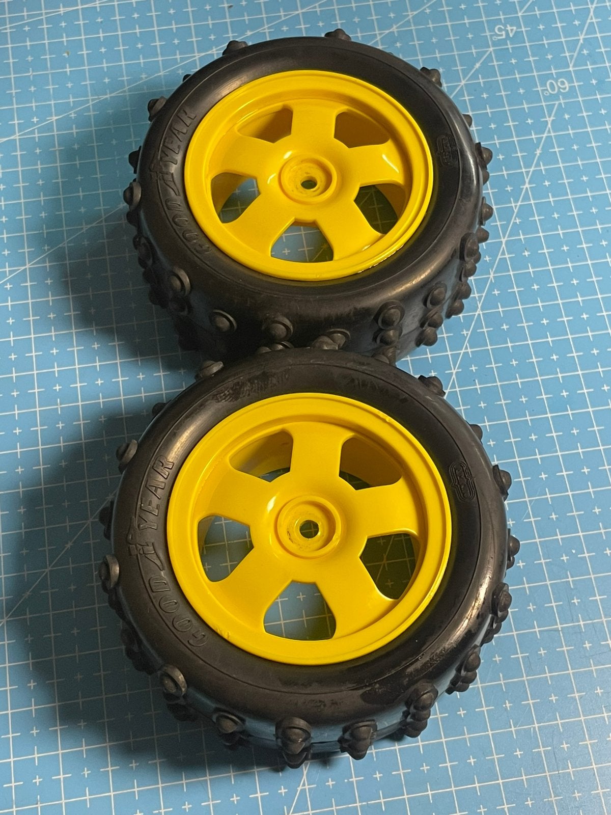 Kyosho Beetle 1:10 aftermarket wheels w. Goodyear tires, Elektro, Nieuw, Ophalen of Verzenden, Schaal 1:10