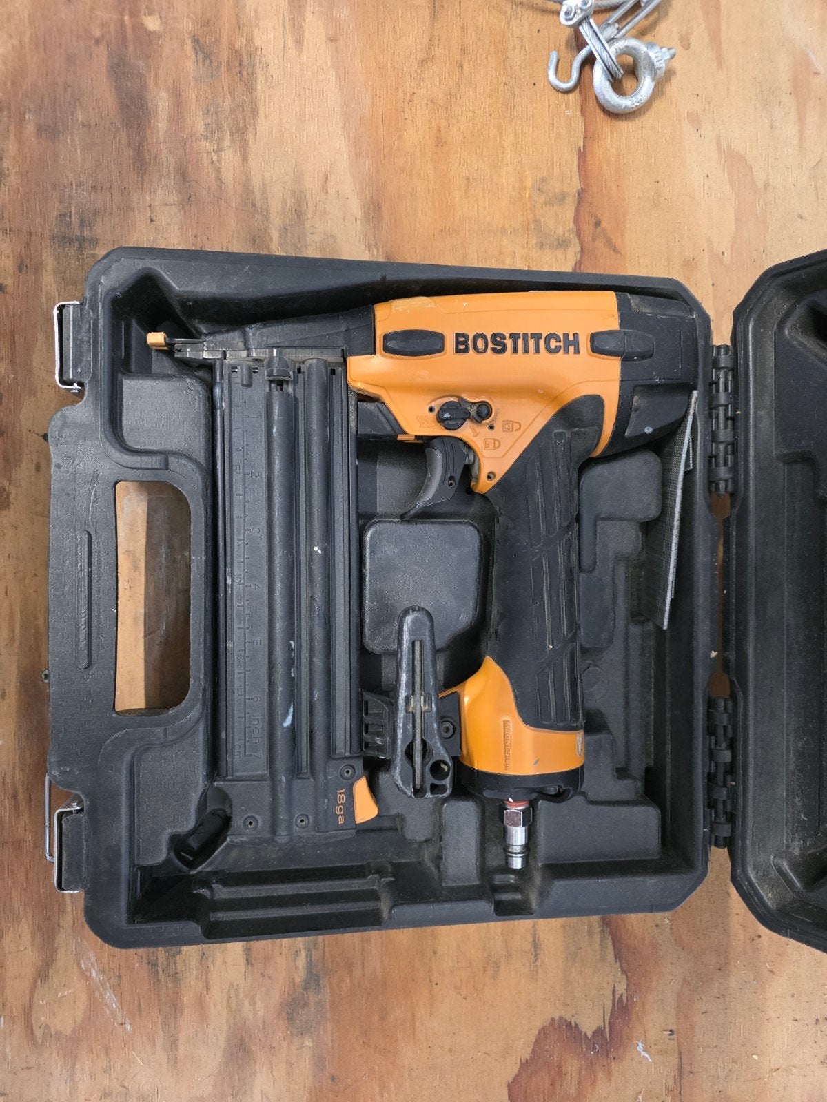 Bostitch tacker/nietmachine in koffer, Doe-het-zelf en Verbouw, Gereedschap | Handgereedschap, Ophalen of Verzenden, Gebruikt