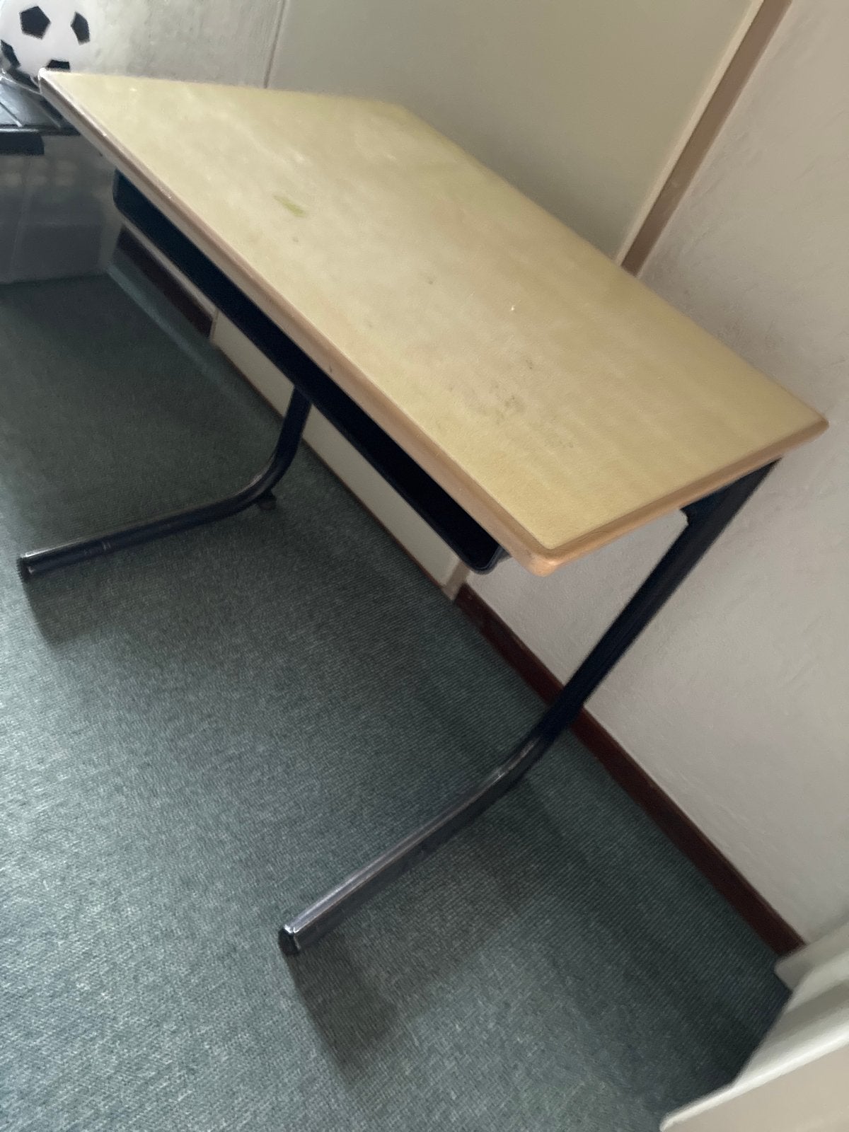 Stevig houten bureau met metalen onderstel, Huis en Inrichting, Ophalen, Gebruikt, Hout, Schoolbureau