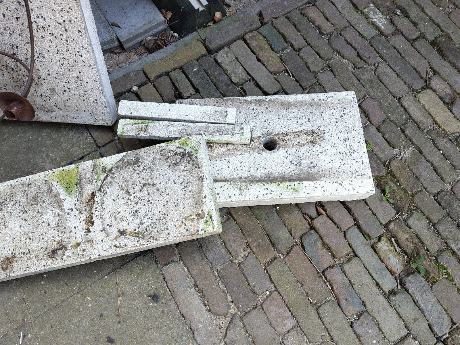 Gratis stukken terrazzo aanrecht + plinten, Antiek en Kunst, Curiosa en Brocante, Ophalen