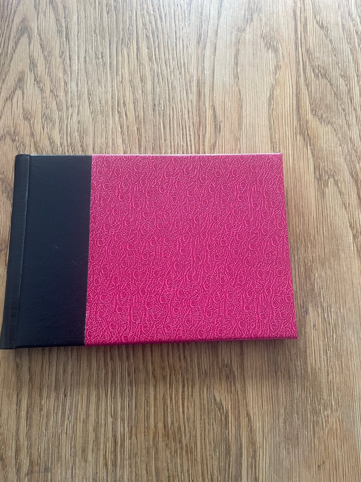 Nieuw rood-zwart Hardcover Foto Albumpje voor 36 Foto's., Audio, Tv en Foto, Met insteekhoezen, Nieuw, Ophalen of Verzenden, Overige kleuren