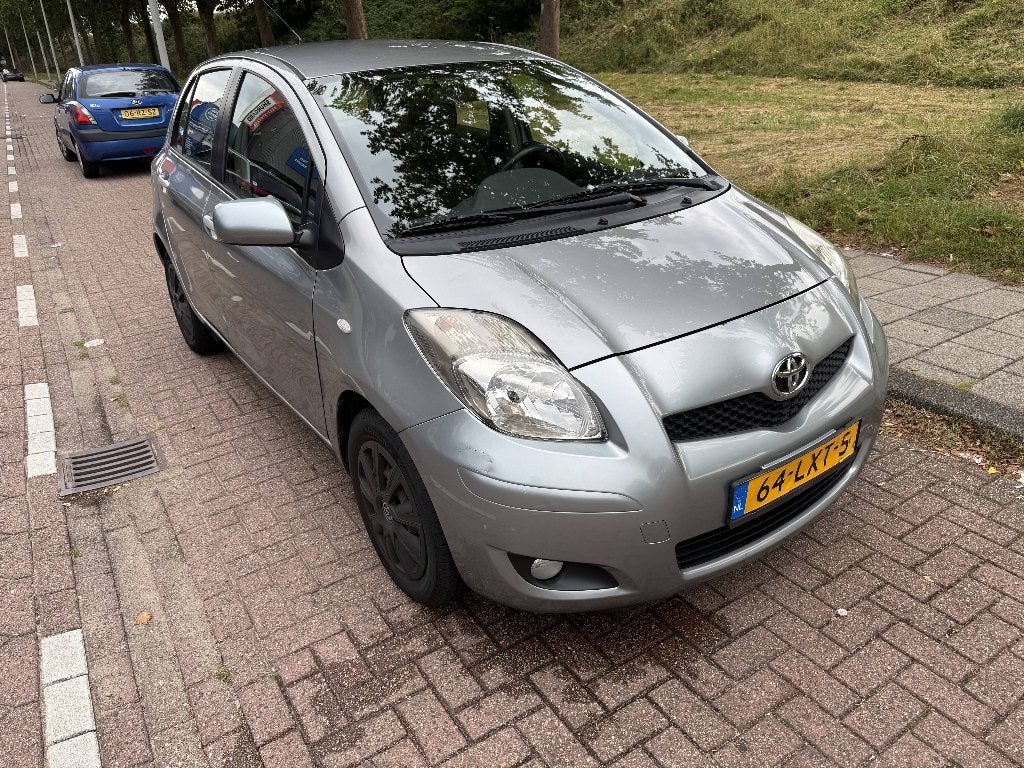 Toyota Yaris 1.3 VVTi Aspiration | Automaat | 2010, Auto's, Stof, 40 €/maand, 4 cilinders, 100 pk
