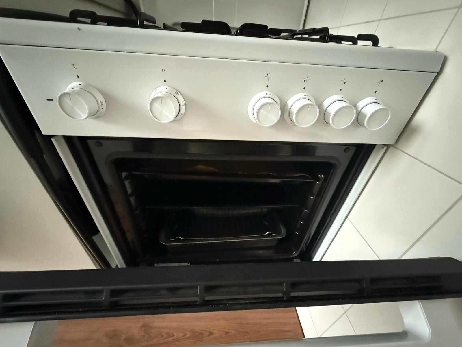 Beko gasfornuis met oven - Zo goed als nieuw, Ophalen, 4 kookzones, Zo goed als nieuw, Gas