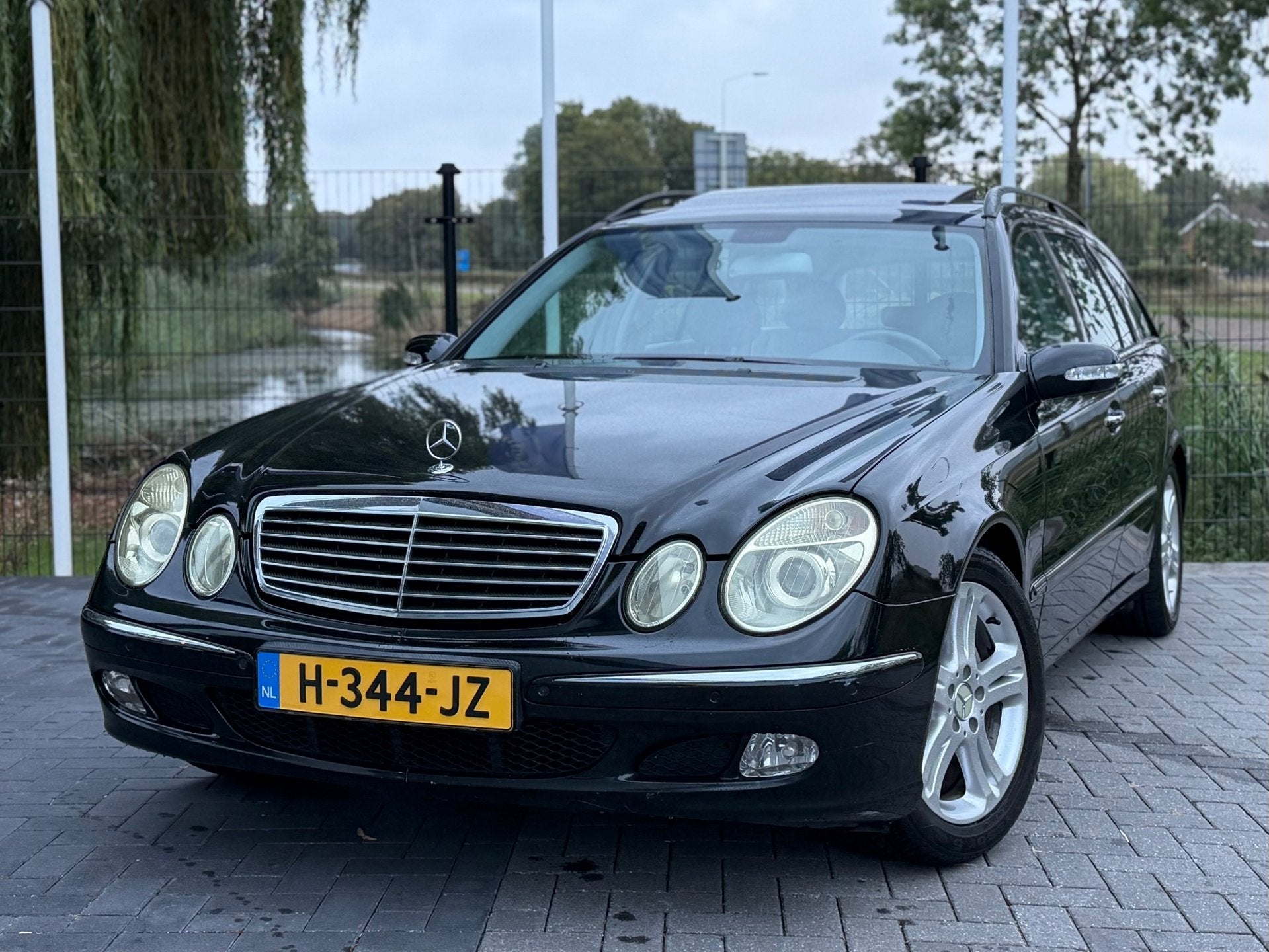 Mercedes-Benz E-klasse 320 Avantgarde AUT / CLIMA / CRUISE /, Auto's, Automaat, Achterwielaandrijving, Gebruikt, Zwart
