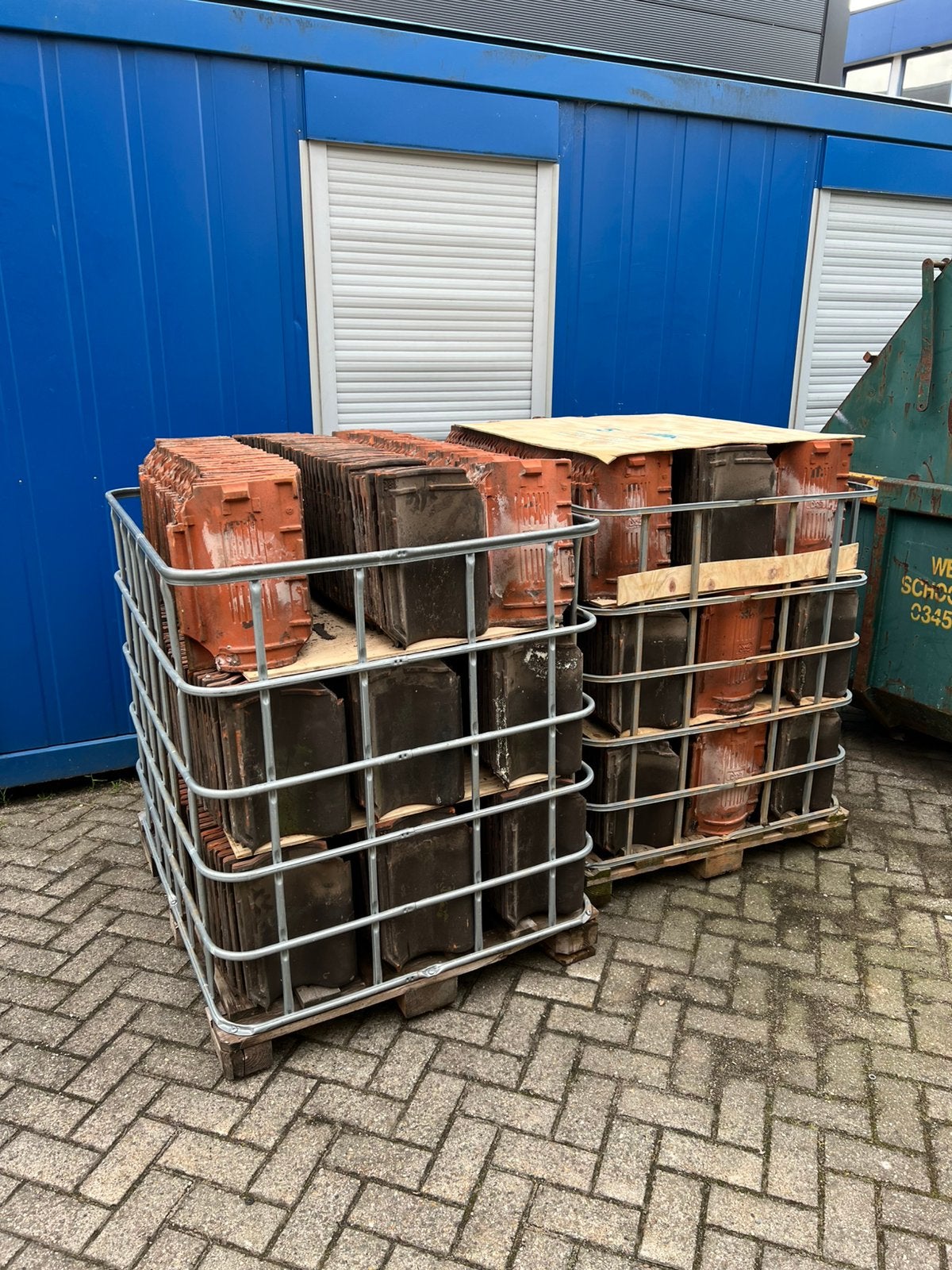 Dakpannen, Doe-het-zelf en Verbouw, Dakpannen en Dakbedekking, Ophalen, Steen of Klei, Zwart, Zo goed als nieuw