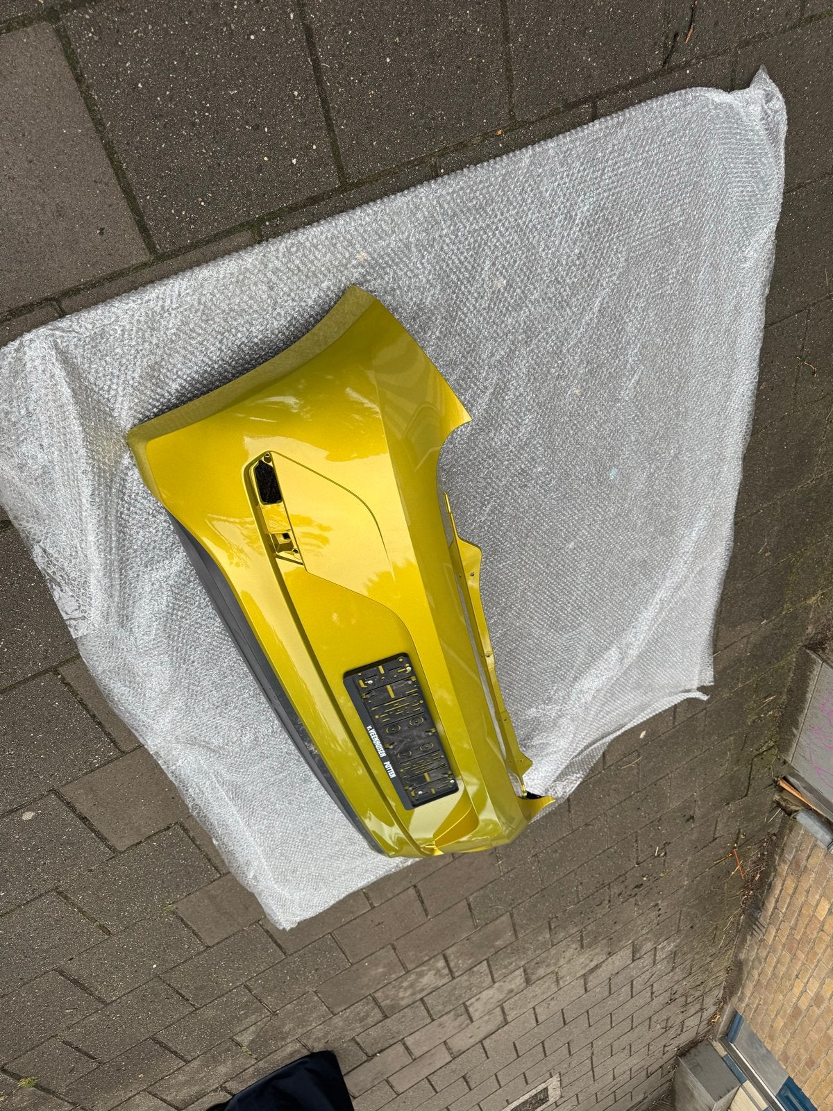 Gele Bumper - Gebruikt - Lichte schade VW -UP, Ophalen of Verzenden, Gebruikt, Voor, Bumper