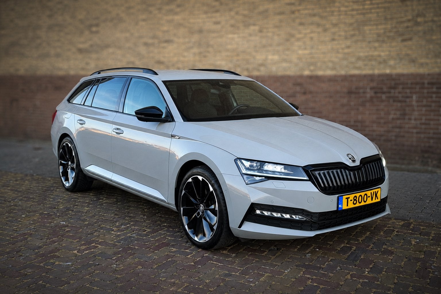 Skoda Superb IV 217pk Dsg-6 2020 Grijs, Auto's, Skoda, Plug-in hybride, Dealer onderhouden, 102 €/maand, Te koop